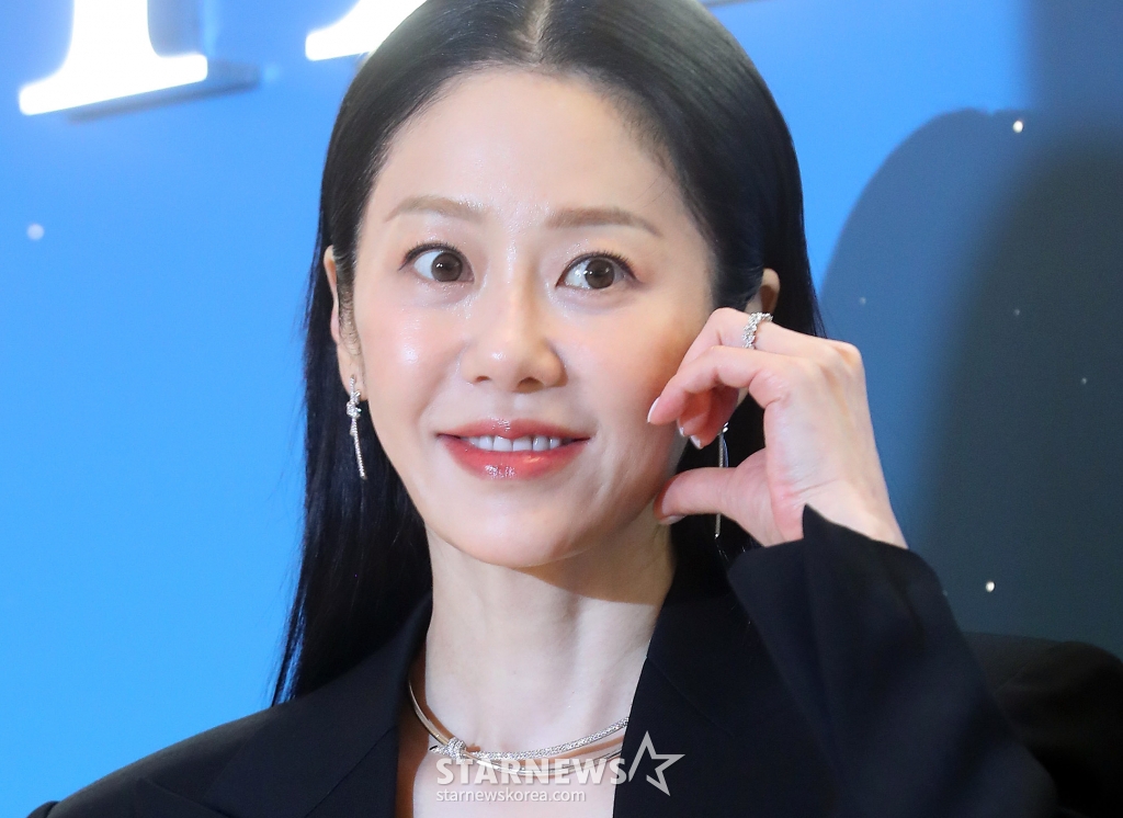 배우 고현정이 13일 서울 송파구 잠실 롯데월드몰에서 진행된 주얼리 브랜드 팝업 스토어 오픈 행사에 참석해 포즈를 취하고 있다. 2024.12.13 /사진=김창현 chmt@