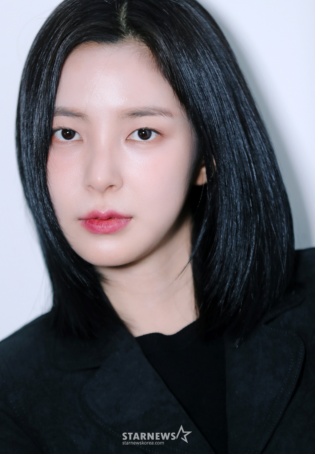 배우 신수현이 최근 서울 종로구 스타뉴스 사옥에서 진행된 티빙 드라마 '스터디그룹' 관련 인터뷰에 앞서 포즈를 취하고 있다. 극 중 신수현은 정의롭고 다정한 이지우 역을 맡았다. 동명의 웹툰을 원작으로 하는 '스터디그룹'은 공부를 잘하고 싶지만 싸움에만 재능이 '몰빵' 된 윤가민(황민현 분)이 최악의 꼴통 학교에서 피 튀기는 입시에 뛰어들며 '스터디그룹'을 결성하는 코믹 고교 액션극이다. /사진=김창현 chmt@