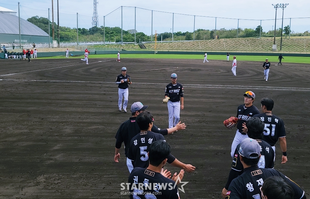 KT 위즈 투수 강건(가운데)이 28일 SSG 랜더스와 연습경기에서 투구를 마친 뒤 더그아웃으로 향하고 있다. /사진=김우종 기자