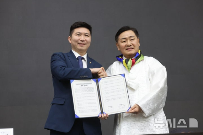 유승민(왼쪽) 대한체육회 회장과 김관영 전북지사가 28일 서울 송파구 올림픽파크텔에서 열린 2025년도 대한체육회 정기대의원총회에서 2036년 하계올림픽대회 개최 협약서에 서명 후 기념촬영을 하고 있다. /사진=뉴시스