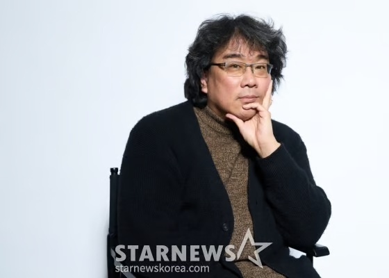 봉준호 감독이 2월 19일 서울 영등포구 콘래드 서울 호텔에서 진행된 영화 '미키 17' 개봉 기념 인터뷰를 위해 포즈를 취하고 있다. /사진=워너브러더스 코리아㈜