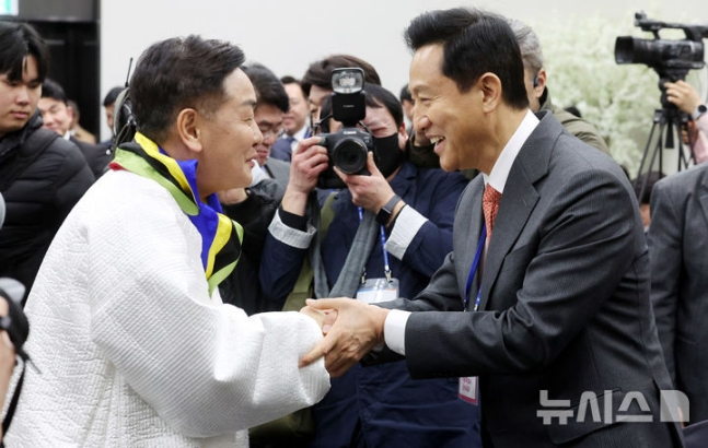 김관영 전라북도 도지사(왼쪽)가 28일 서울 송파구 올림픽파크텔에서 열린 2025년도 대한체육회 정기대의원총회에서 전북이 2036년 하계올림픽대회 유치 후보 도시에 선정된 후 오세훈 서울시장과 악수를 하고 있다. /사진=뉴시스