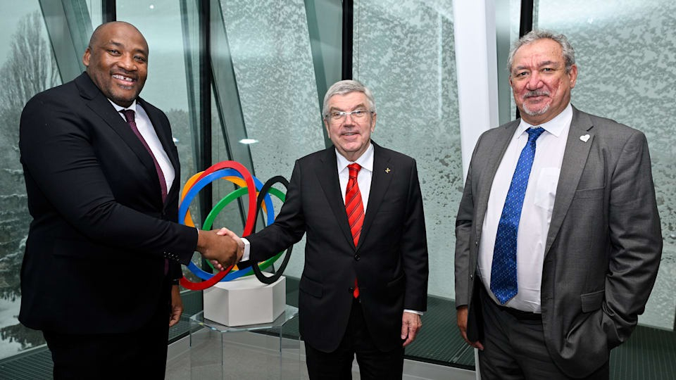 토마스 바흐 IOC 위원장(가운데)이 지난 2024년 11월 2036 하계 올림픽 개최에 관심을 보인 남아프리카공화국 관계자들을 만나고 있는 모습. /사진=IOC 홈페이지 캡처