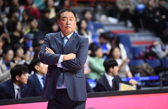 KCC 전창진 감독이 28일 KT전에서 경기를 지켜보고 있다. /사진=KBL 제공