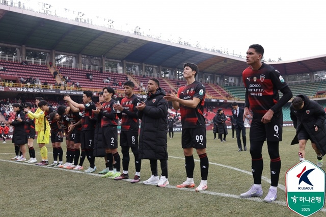 포항스틸러스 선수단. /사진=한국프로축구연맹 제공