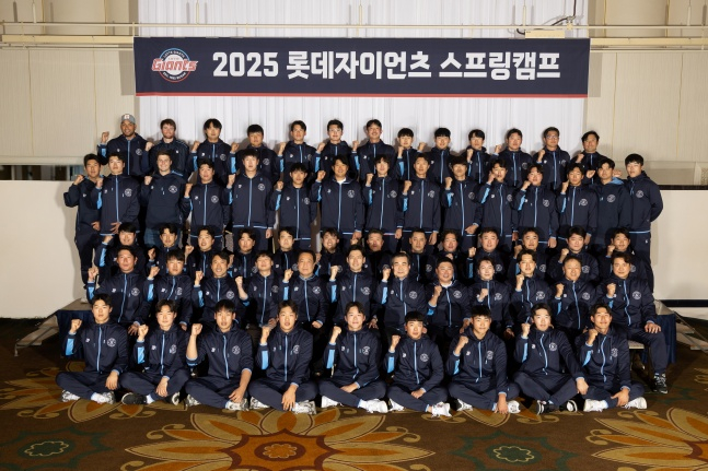 롯데 자이언츠 선수단이 지바 롯데와 교류전 기념사진을 찍었다. /사진=롯데 자이언츠 제공
