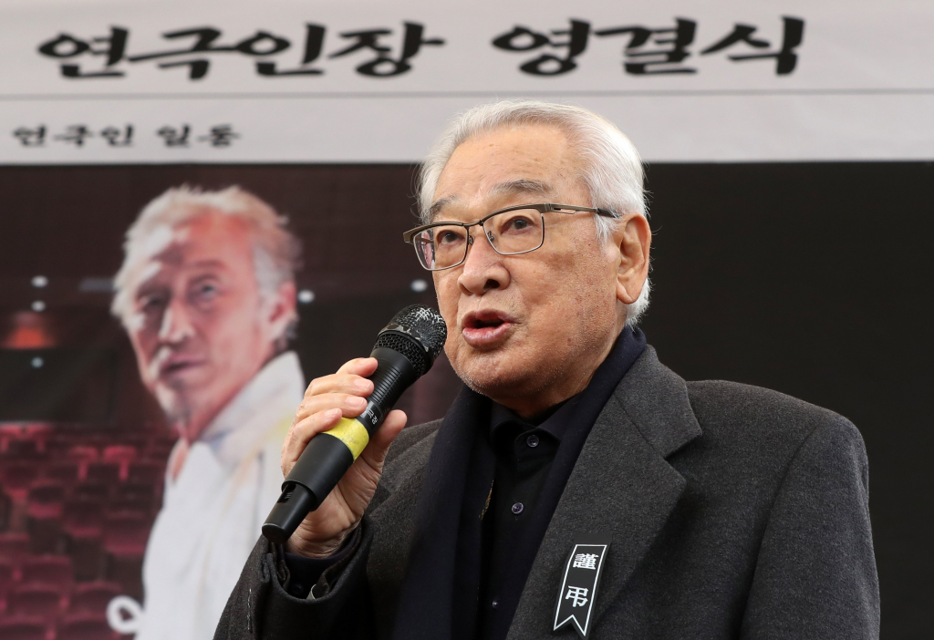 [서울=뉴시스] 김혜진 기자 = 5일 오전 서울 종로구 마로니에 야외공원에서 대한민국연극인장으로 엄수된 故 오현경 영결식에서 배우 이순재가 인사말을 하고 있다. 유족들에 따르면 고인은 1일 오전 9시11분 경기 김포의 한 요양원에서 숨을 거뒀다. 지난해 8월 뇌출혈로 쓰러진 뒤 6개월 넘게 투병 생활을 해온 것으로 알려졌다. 2024.03.05. jini@newsis.com /사진=김혜진
