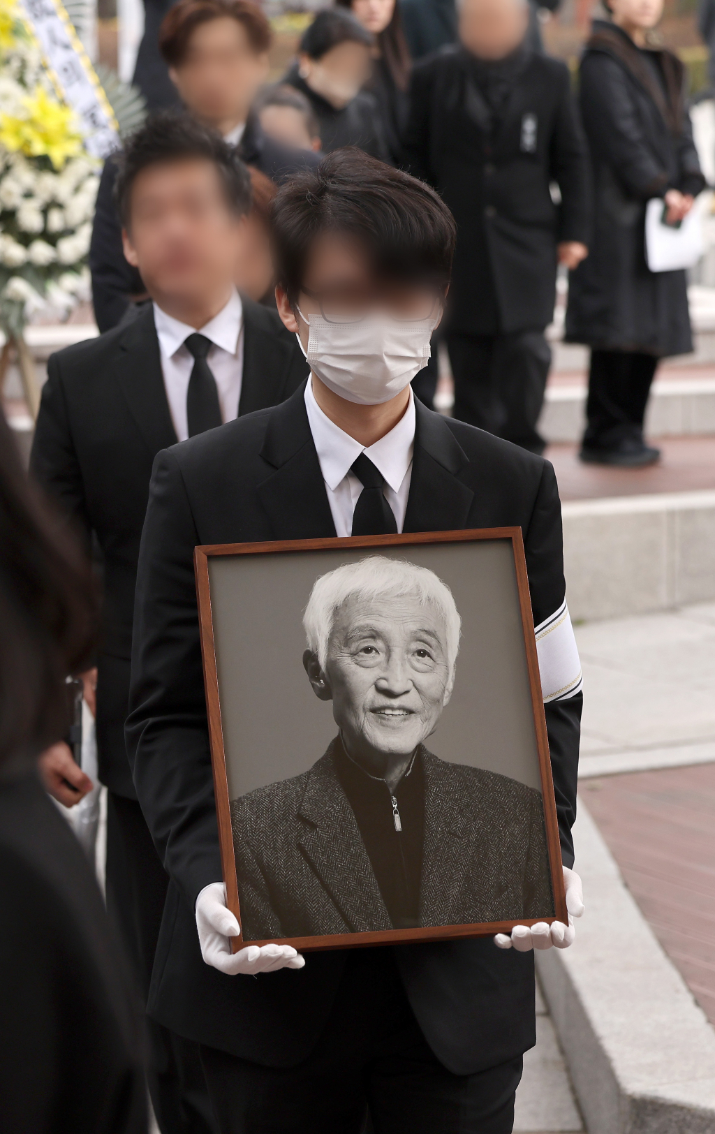 (서울=뉴스1) 이동해 기자 = 5일 오전 서울 종로구 대학로 마로니에 공원에서 대한민국연극인장으로 엄수된 배우 고(故) 오현경의 영결식에서 유가족이 고인의 영정을 들고 이동하고 있다. 고인은 1955년 연극 '사육신'에 출연한 뒤 60여 년 넘게 무대를 지켜온 연극계 거목으로 뇌출혈 투병 끝에 향년 87세의 나이로 타계했다. 2024.3.5/뉴스1 Copyright (C) 뉴스1. All rights reserved. 무단 전재 및 재배포, AI학습 이용 금지. /사진=(서울=뉴스1) 이동해 기자