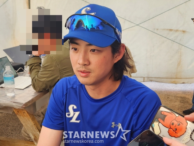 삼성 구자욱이 1일 LG와 연습경기 후 취재진과 인터뷰를 하고 있다. /사진=안호근 기자