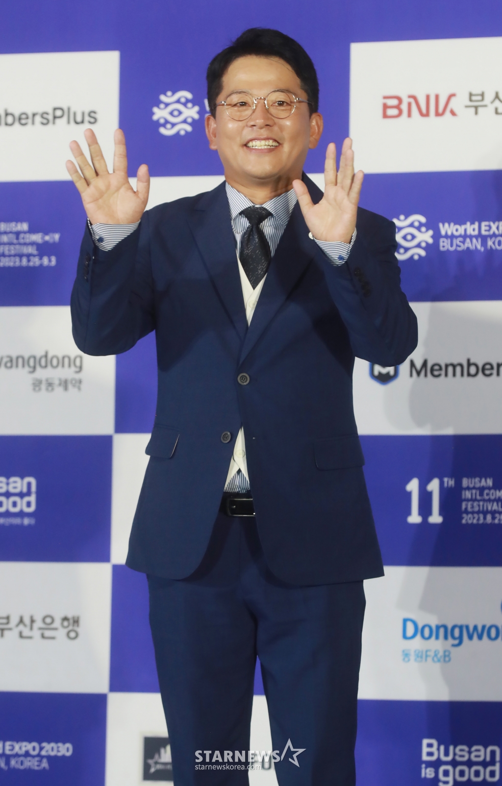 김준호 집행위원장이 25일 오후 부산 영화의 전당에서 진행된 제11회 부산국제코미디페스티벌(BICF) 블루카펫 행사에 참석해 포즈를 취하고 있다. 14개국 50여 팀이 참가한 ‘부코페’는 9월 3일까지 영화의 전당, 해운대 KNN씨어터·CGV, 남구 문현동 부산은행 본점, 남구 대연동 부산예술회관, 고릴라브루잉 광안점 등에서 다채로운 공연과 행사로 관객들을 만날 예정이다. /2023.08.25 /사진=이동훈