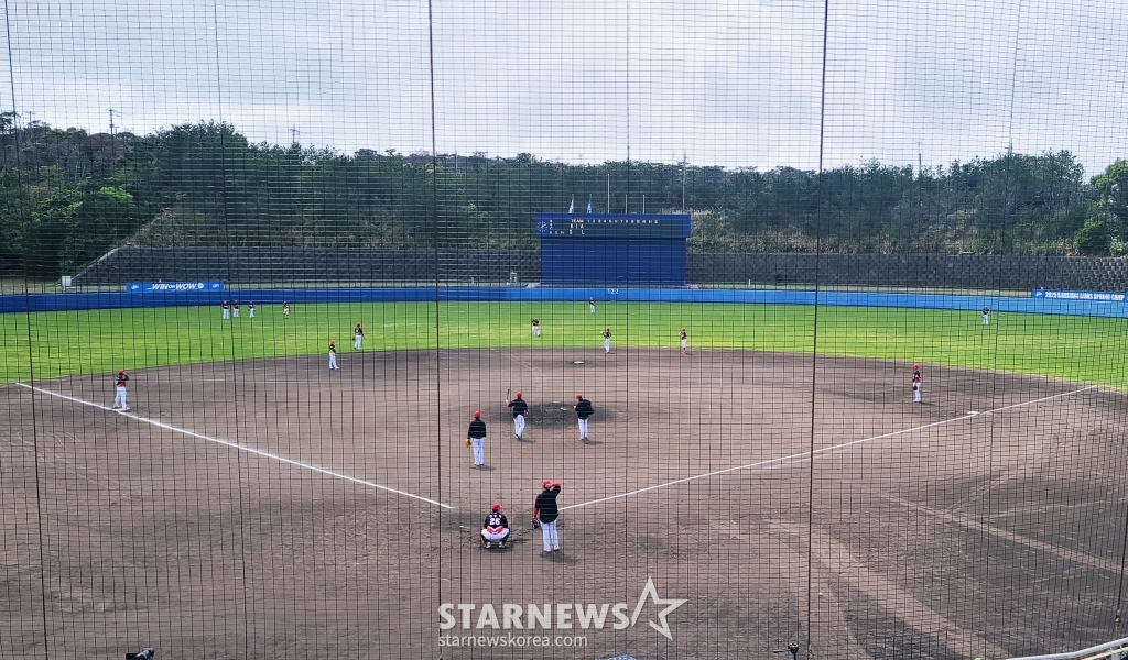 2일 일본 오키나와 온나손에 위치한 아카마 볼파크에서 KIA 타이거즈 선수들이 몸을 풀고 있다. /사진=김우종 기자