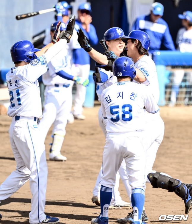 삼성 라이온즈 구자욱(오른쪽)이 2일 일본 오키나와 온나손 아카마 볼파크에서 열린 KIA 타이거즈와 연습경기에서 5회말 만루 홈런을 친 뒤 동료들과 함께 기뻐하고 있다.