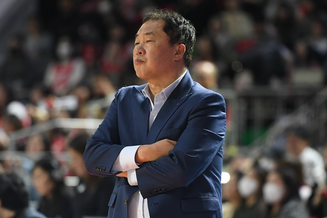 2일 SK전을 지켜보는 전창진 감독. /사진=KBL 제공