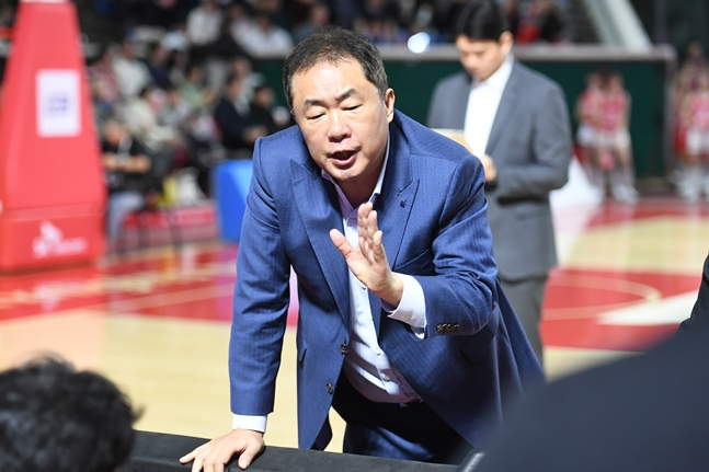 작전지시를 하고 있는 전창진 감독. /사진=KBL 제공