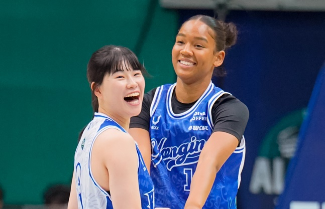 BNK 이소희(왼쪽)와 삼성생명 키아나 스미스. /사진=WKBL 제공
