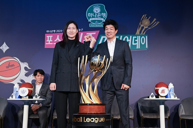 BNK 박정은 감독(왼쪽)과 삼성생명 하상윤 감독. /사진=WKBL 제공