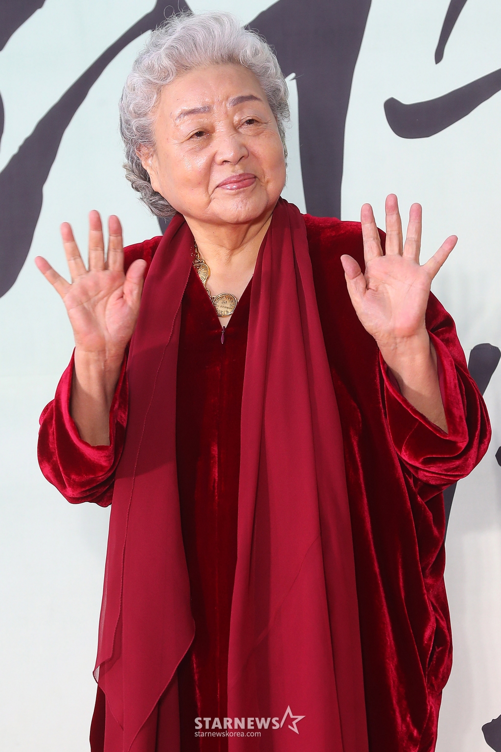 원로배우 강부자가 31일 오후 서울 중구 국립극장 해오름극장에서 진행된 '2024 대한민국 대중문화예술상' 레드카펫 행사에 참석해 포즈를 취하고 있다. 올해 15회 차를 맞이한 '대중문화예술상'은 가수와 배우, 희극인, 성우, 방송작가, 연주자 등 다양한 분야를 아우르는 대중문화예술인들의 사회적 위상과 창작 의욕을 높이고, 대중문화예술산업의 발전에 기여한 공을 기리기 위한 대중문화예술 분야 최고 권위 정부 포상이다. 2024.10.31 /사진=김창현 chmt@