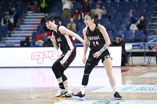 BNK 박혜진(왼쪽)과 김소니아. /사진=WKBL 제공