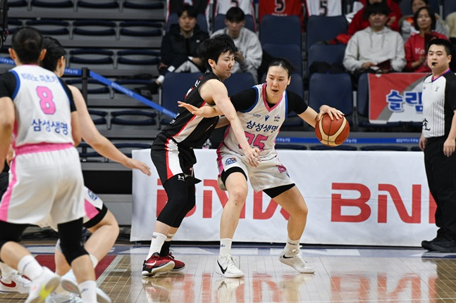 BNK 박혜진(왼쪽)과 삼성생명 배혜윤. /사진=WKBL 제공