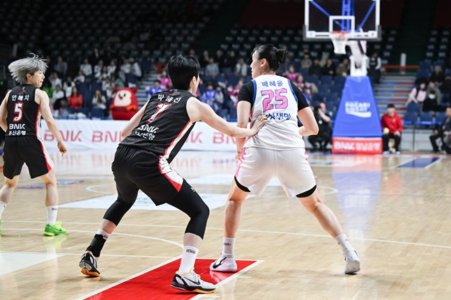 BNK 박혜진(왼쪽)이 삼성생명 배혜윤을 수비하고 있다. /사진=WKBL 제공