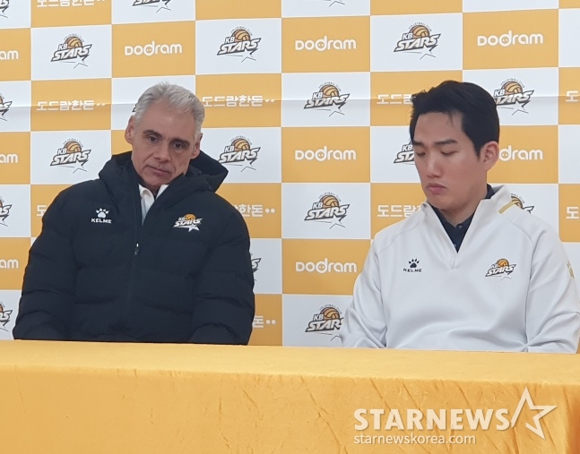 KB손해보험 레오나르도 아폰소 감독이 3일경민대학교 기념관에서 열릴 도드람 2024~2025 V리그 남자부 6라운드 홈경기 삼성화재전을 앞두고 인터뷰에 응하고 있다. /사진=김동윤 기자