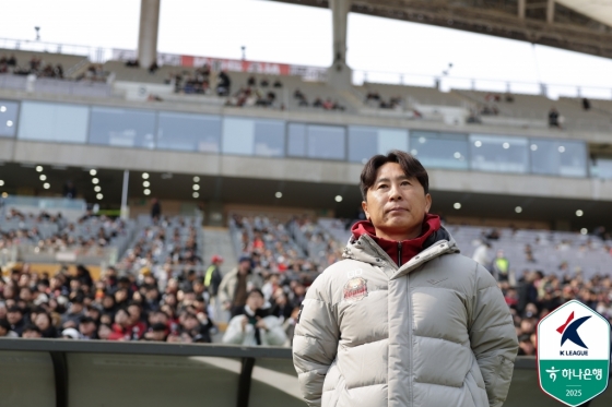 경기를 지켜보는 김기동 감독. /사진=한국프로축구연맹 제공