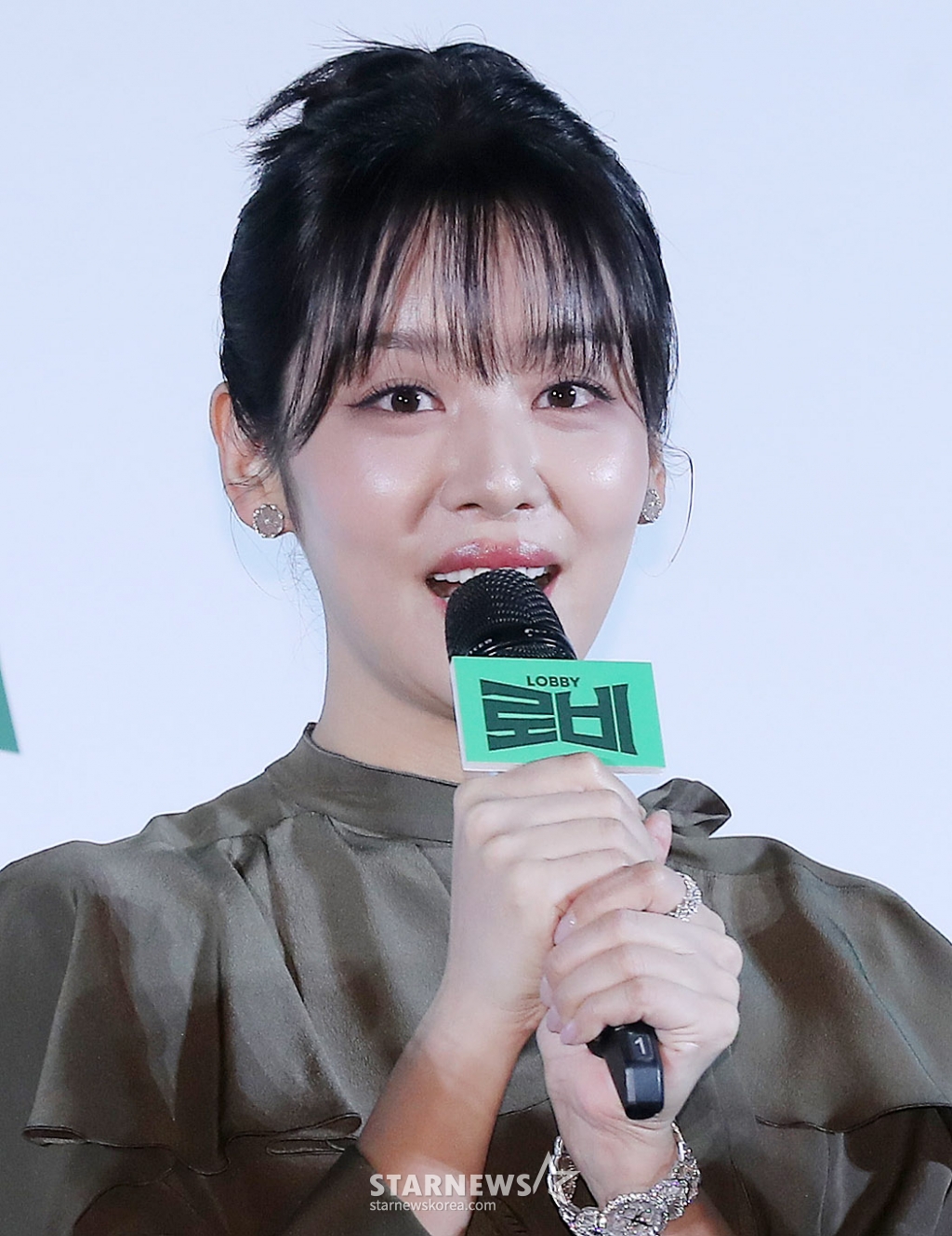 배우 차주영이 4일 오전 서울 광진구 롯데시네마 건대입구에서 진행된 영화 '로비' 제작보고회에 참석해 인사말을 하고 있다. '로비'는 연구밖에 모르던 스타트업 대표 창욱(하정우 분)이 4조 원의 국책사업을 따내기 위해 인생 첫 로비 골프를 시작하는 이야기. 내달 2일 개봉. 2025.03.04 /사진=김창현 chmt@