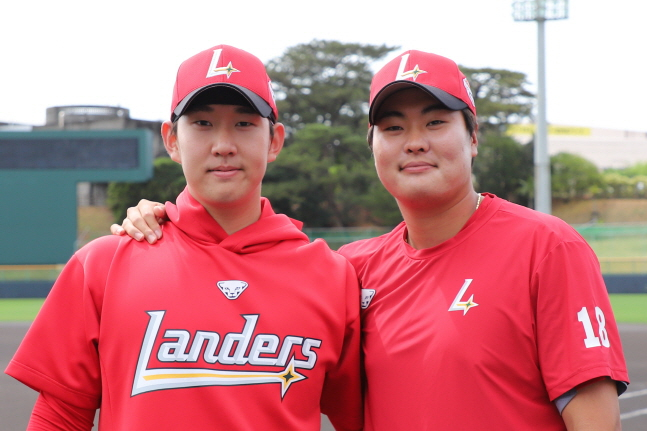 SSG 2차 스프링캠프 MVP에 선정된 송영진(왼쪽)과 고명준이 함께 포즈를 취하고 있다. /사진=SSG 랜더스 제공