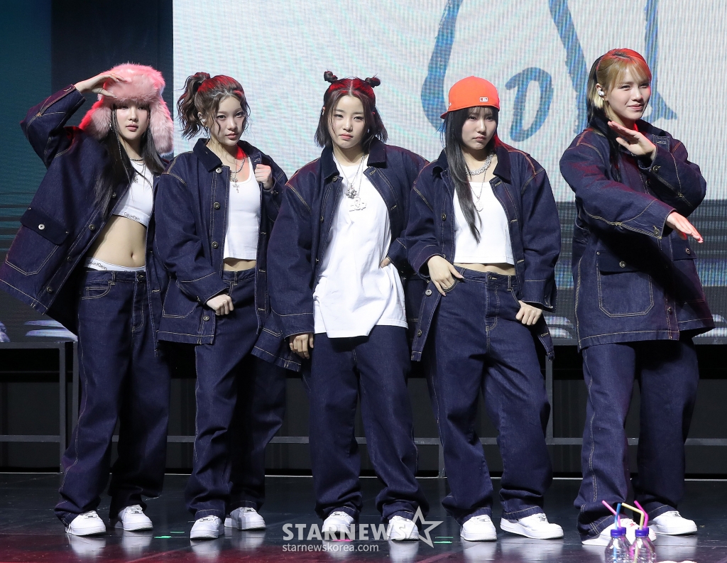 걸그룹 영파씨(YOUNG POSSE)가 4일 오후 서울 서대문구 예스24 원더로크홀에서 진행된 스페셜 앨범 'COLD' 발매 기념 쇼케이스에 참석해 포즈를 취하고 있다.  영파씨의 이번 앨범에는 타이틀곡 'COLD (feat.10CM)'를 중심으로 'Lovestagram', 'Blue Dot', 'Daddy Don't Leave Me', 'Santa Claus left me no goodz', 'Oskar's Drawing', 'COLD (YPS Colder Ver.)' 등 5개 가창곡과 2개 연주곡이 수미상관 구조를 이룬다. 특히, 각 트랙은 영파씨와 증경화가 뮤직비디오에서 연기한 인물들의 심경을 대변하는 만큼 보고, 듣는 재미를 모두 담고 있다. 2025.03.04 /사진=김창현 chmt@