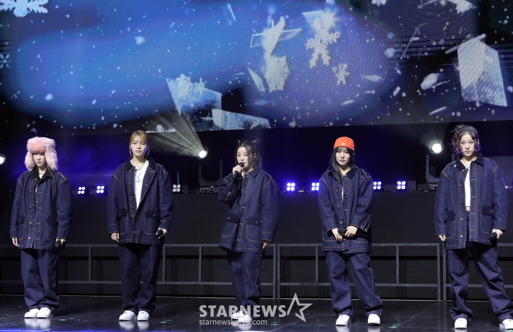 걸그룹 영파씨(YOUNG POSSE)가 4일 오후 서울 서대문구 예스24 원더로크홀에서 진행된 스페셜 앨범 'COLD' 발매 기념 쇼케이스에 참석해 멋진 무대를 선보이고 있다.  영파씨의 이번 앨범에는 타이틀곡 'COLD (feat.10CM)'를 중심으로 'Lovestagram', 'Blue Dot', 'Daddy Don't Leave Me', 'Santa Claus left me no goodz', 'Oskar's Drawing', 'COLD (YPS Colder Ver.)' 등 5개 가창곡과 2개 연주곡이 수미상관 구조를 이룬다. 특히, 각 트랙은 영파씨와 증경화가 뮤직비디오에서 연기한 인물들의 심경을 대변하는 만큼 보고, 듣는 재미를 모두 담고 있다. 2025.03.04 /사진=김창현 chmt@