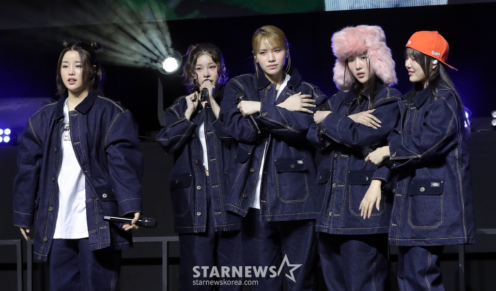 걸그룹 영파씨(YOUNG POSSE)가 4일 오후 서울 서대문구 예스24 원더로크홀에서 진행된 스페셜 앨범 'COLD' 발매 기념 쇼케이스에 참석해 멋진 무대를 선보이고 있다.  영파씨의 이번 앨범에는 타이틀곡 'COLD (feat.10CM)'를 중심으로 'Lovestagram', 'Blue Dot', 'Daddy Don't Leave Me', 'Santa Claus left me no goodz', 'Oskar's Drawing', 'COLD (YPS Colder Ver.)' 등 5개 가창곡과 2개 연주곡이 수미상관 구조를 이룬다. 특히, 각 트랙은 영파씨와 증경화가 뮤직비디오에서 연기한 인물들의 심경을 대변하는 만큼 보고, 듣는 재미를 모두 담고 있다. 2025.03.04 /사진=김창현 chmt@
