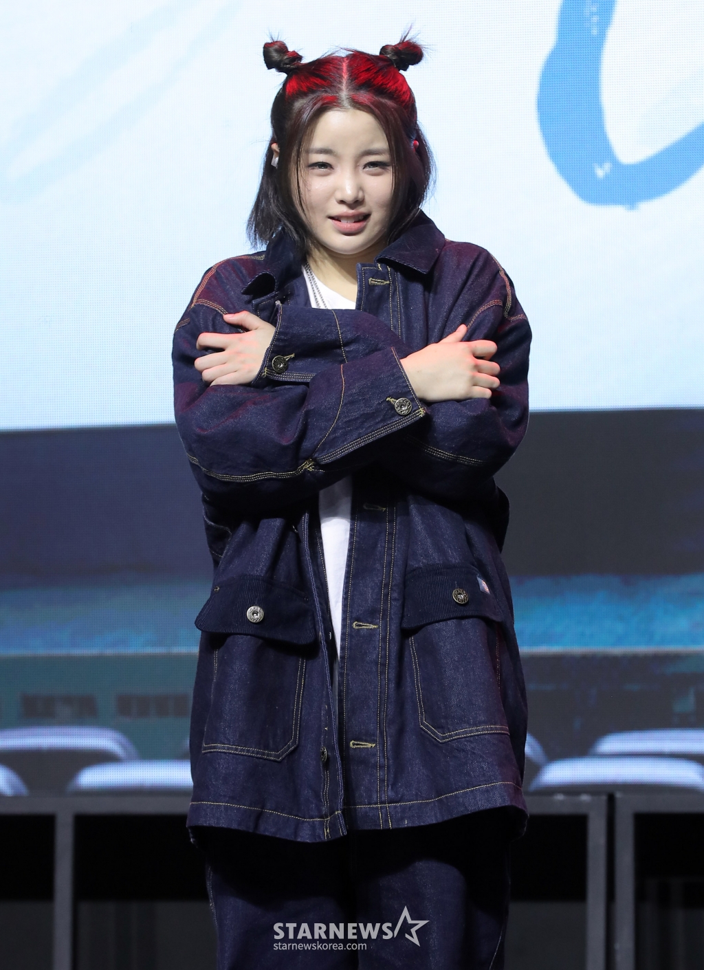 걸그룹 영파씨(YOUNG POSSE) 정선혜가 4일 오후 서울 서대문구 예스24 원더로크홀에서 진행된 스페셜 앨범 'COLD' 발매 기념 쇼케이스에 참석해 포즈를 취하고 있다. 영파씨의 이번 앨범에는 타이틀곡 'COLD (feat.10CM)'를 중심으로 'Lovestagram', 'Blue Dot', 'Daddy Don't Leave Me', 'Santa Claus left me no goodz', 'Oskar's Drawing', 'COLD (YPS Colder Ver.)' 등 5개 가창곡과 2개 연주곡이 수미상관 구조를 이룬다. 특히, 각 트랙은 영파씨와 증경화가 뮤직비디오에서 연기한 인물들의 심경을 대변하는 만큼 보고, 듣는 재미를 모두 담고 있다. 2025.03.04 /사진=김창현 chmt@