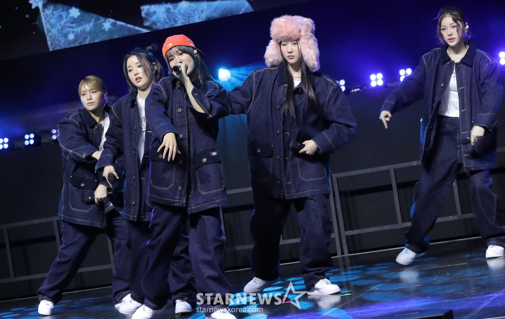 걸그룹 영파씨(YOUNG POSSE)가 4일 오후 서울 서대문구 예스24 원더로크홀에서 진행된 스페셜 앨범 'COLD' 발매 기념 쇼케이스에 참석해 멋진 무대를 선보이고 있다. 영파씨의 이번 앨범에는 타이틀곡 'COLD (feat.10CM)'를 중심으로 'Lovestagram', 'Blue Dot', 'Daddy Don't Leave Me', 'Santa Claus left me no goodz', 'Oskar's Drawing', 'COLD (YPS Colder Ver.)' 등 5개 가창곡과 2개 연주곡이 수미상관 구조를 이룬다. 특히, 각 트랙은 영파씨와 증경화가 뮤직비디오에서 연기한 인물들의 심경을 대변하는 만큼 보고, 듣는 재미를 모두 담고 있다. 2025.03.04 /사진=김창현 chmt@