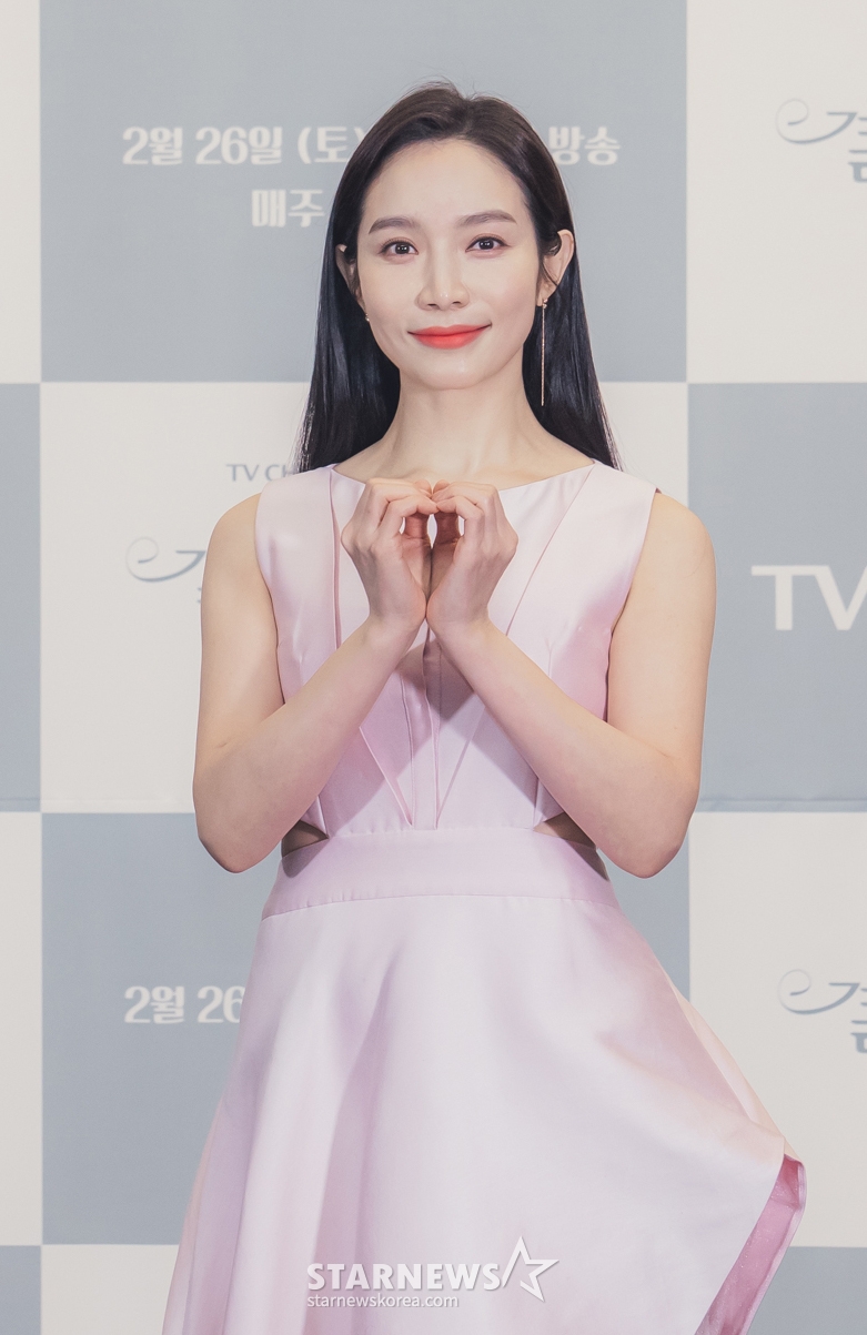 배우 이민영이 24일 오후 온라인 생중계로 진행된 TV조선 새 드라마 '결혼작사 이혼작곡3' 제작발표회에 참석해 포즈를 취하고 있다. 잘나가는 30대 부혜령(이가령 분), 40대 사피영(박주미 분), 50대 이시은(전수경 분)에게 닥친 상상도 못 했던 불행에 관한 이야기, 진실한 사랑을 찾는 부부들의 불협화음을 다룬 드라마 '결혼작사 이혼작곡3'은 오는 26일 첫 방송된다. /사진제공=TV조선 2022.02.24