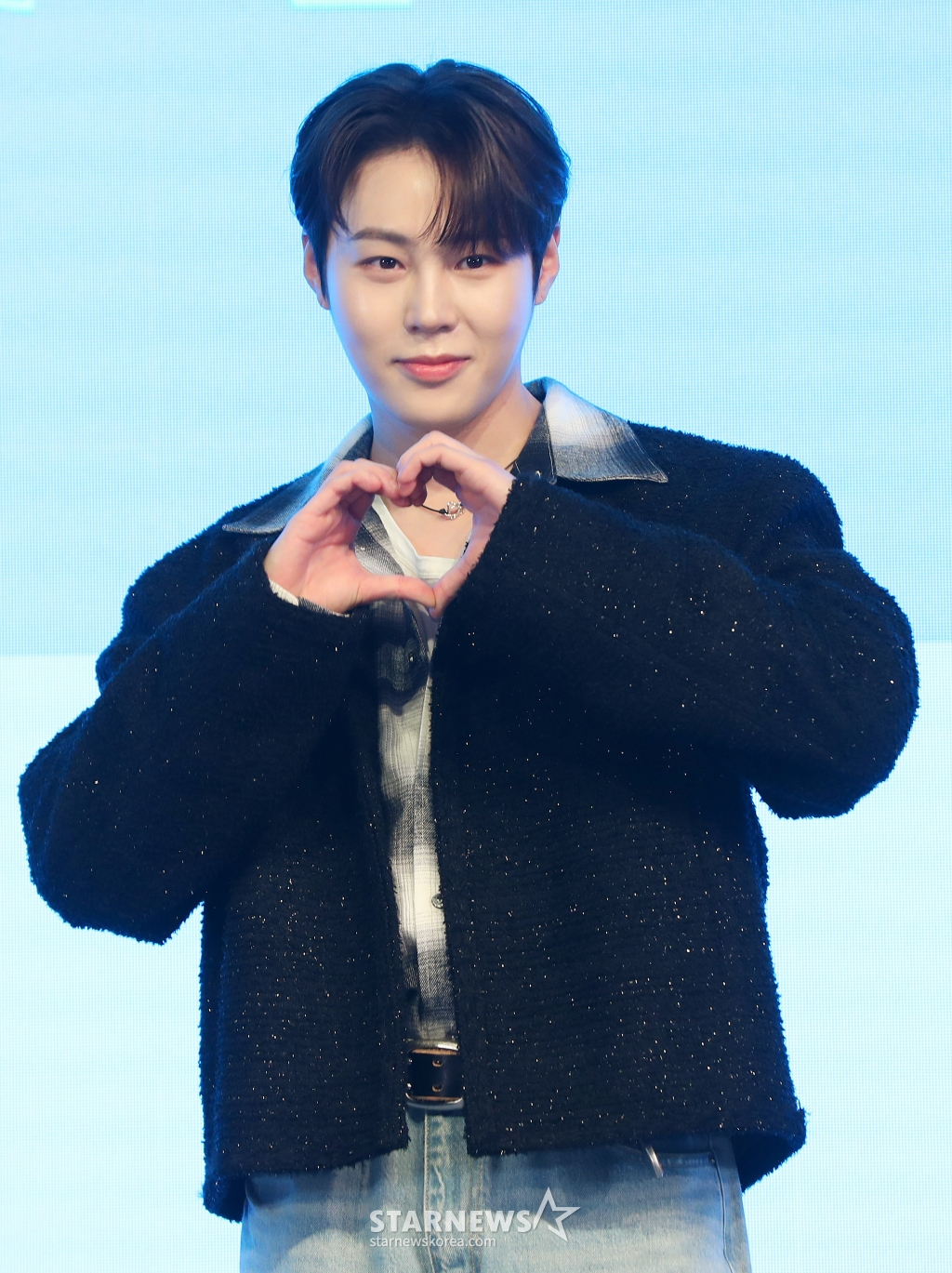 [서울=뉴시스] 김혜진 기자 = 가수 하성운이 18일 오후 서울 영등포구 페어몬트 호텔에서 열린  JTBC 오디션 프로그램 '프로젝트 7(PROJECT 7)' 제작발표회에서 포즈를 취하고 있다.  '프로젝트 7(PROJECT 7)'은 시청자가 투표로만 참여하는 관찰자 시점에서 벗어나 첫 투표부터 라운드별로 참가자를 직접 선택, 새로운 팀을 구성하고 그 과정을 통해 자신의 최애 참가자를 성장시켜 나간다는 '조립, 강화'의 개념을 도입한 신개념 아이돌 오디션 프로그램이다. 오늘(18일) 오후 8시 50분 첫 방송. 2024.10.18. jini@newsis.com /사진=김혜진