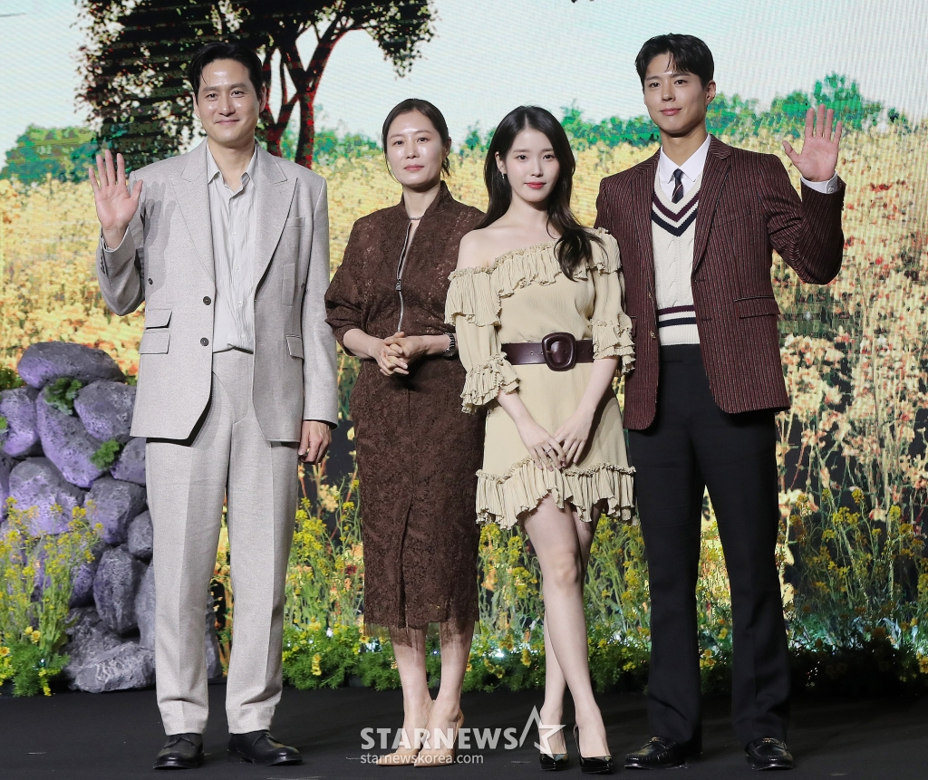 배우 박해준, 문소리, 이지은, 박보검이 5일 오전 서울 영등포구 여의도동 콘래드 서울에서 진행된 넷플릭스 시리즈 '폭싹 속았수다' 제작발표회에 참석해 포즈를 취하고 있다. '폭싹 속았수다'는 제주에서 태어난 '요망진 반항아' 애순이(아이유 분)와 '팔불출 무쇠' 관식이(박보검 분)의 모험 가득한 일생을 사계절로 풀어낸 넷플릭스 시리즈다. 오는 7일 공개. 2025.03.05 /사진=김창현 chmt@