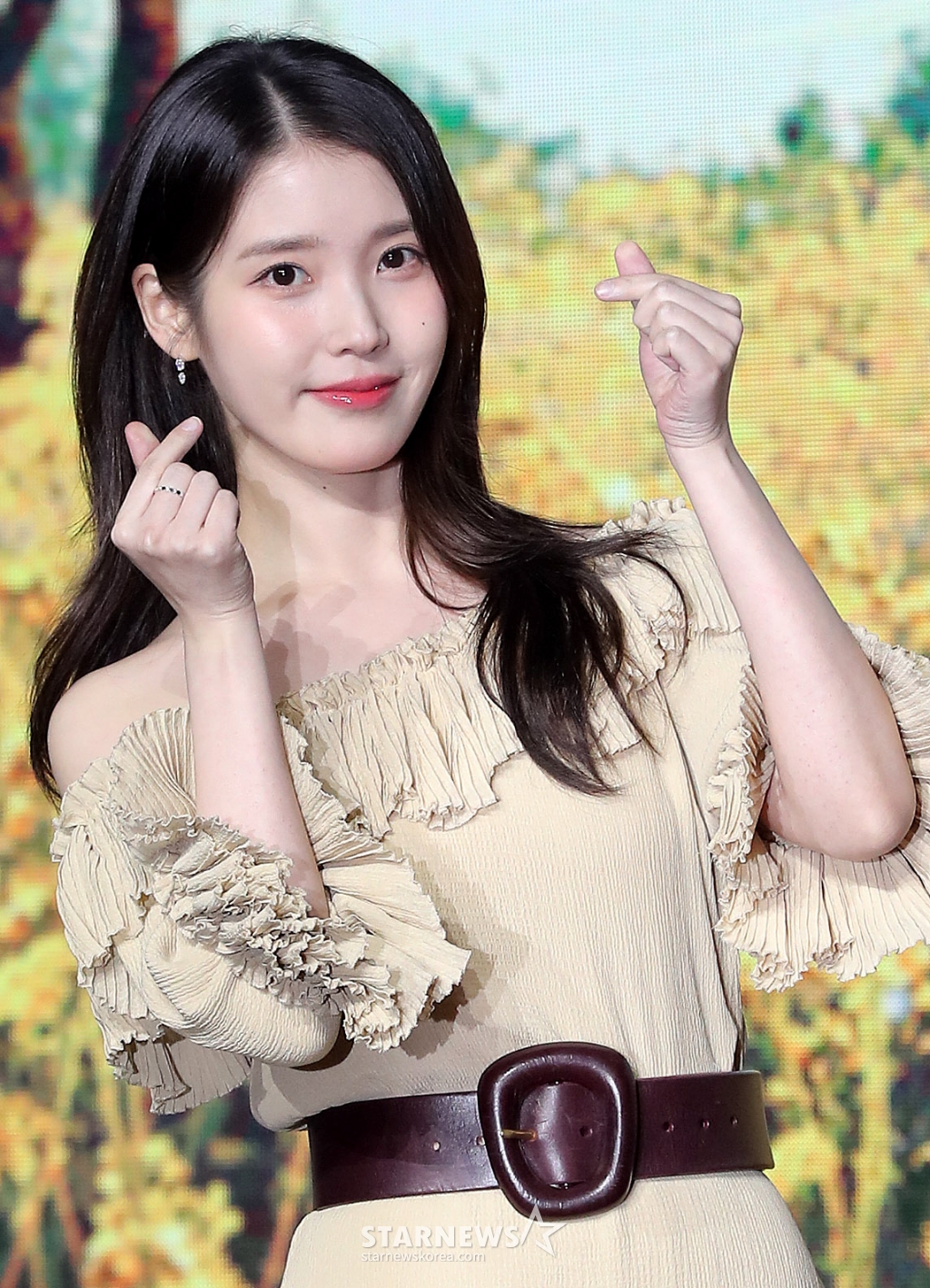 배우 이지은(아이유)이 5일 오전 서울 영등포구 여의도동 콘래드 서울에서 진행된 넷플릭스 시리즈 '폭싹 속았수다' 제작발표회에 참석해 포즈를 취하고 있다. '폭싹 속았수다'는 제주에서 태어난 '요망진 반항아' 애순이(아이유 분)와 '팔불출 무쇠' 관식이(박보검 분)의 모험 가득한 일생을 사계절로 풀어낸 넷플릭스 시리즈다. 오는 7일 공개. 2025.03.05 /사진=김창현 chmt@