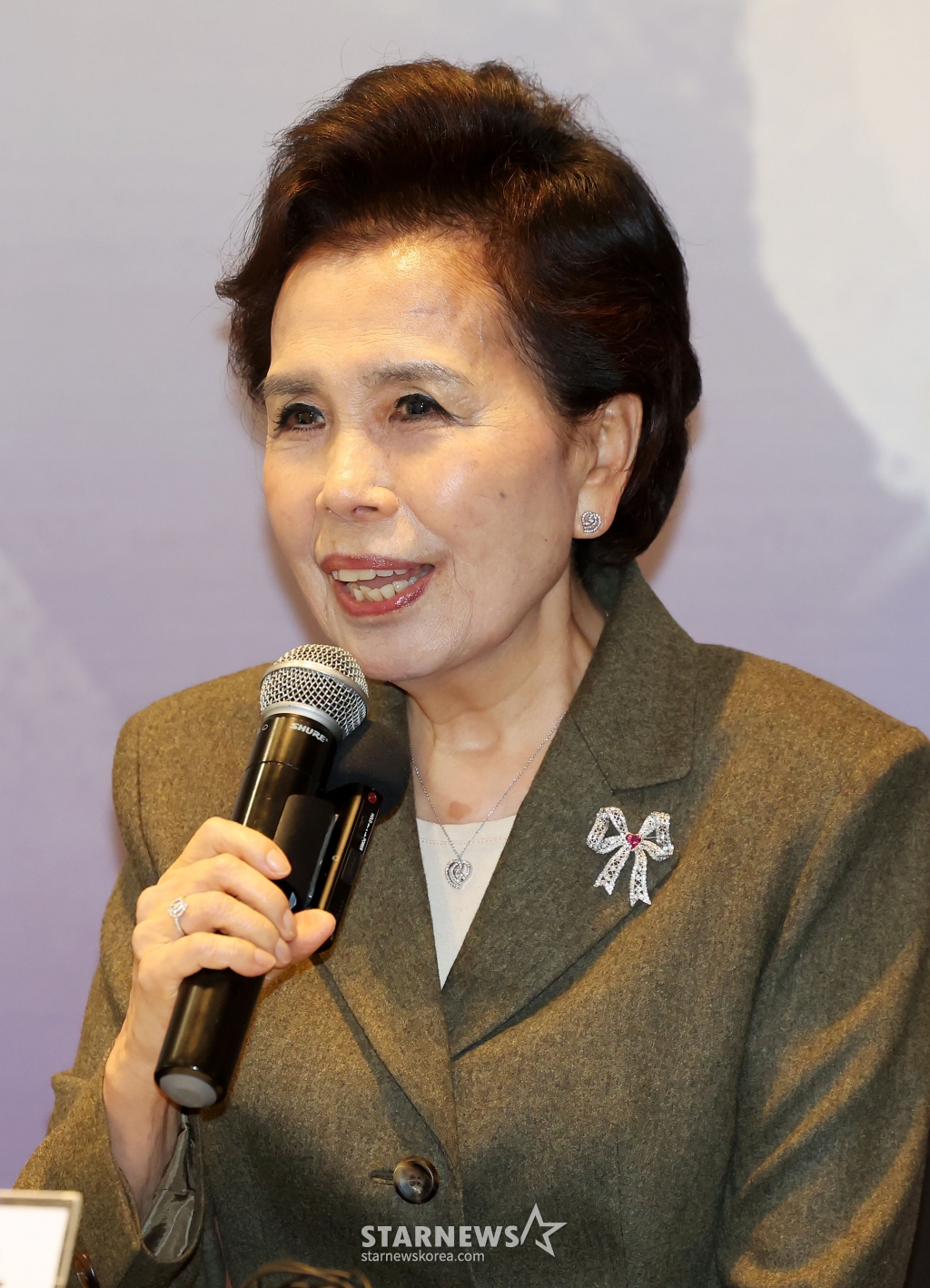 [서울=뉴시스] 홍효식 기자 = 가수 이미자가 5일 오후 서울 마포구 스탠포드호텔에서 열린 '전통가요 헌정 공연, 맥(脈)을 이음' 기자간담회에서 취재진 질문에 답하고 있다.  데뷔 66주년을 맞은 '엘리지의 여왕' 이미자는 다음 달 26일(토), 27일(일) 양일간 서울 종로구 세종문화회관 대극장에서 '이미자 전통가요 헌정 공연, 맥(脈)을 이음'으로 팬들을 만난다. 2025.03.05. yesphoto@newsis.com /사진=홍효식