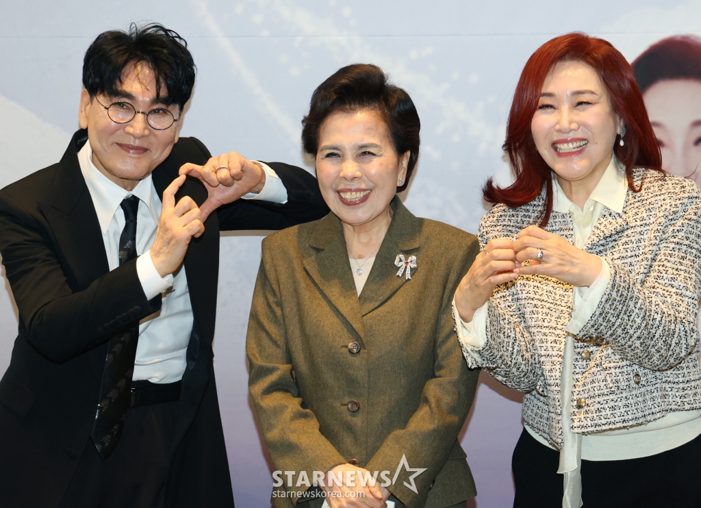 (서울=뉴스1) 권현진 기자 = 가수 조항조(왼쪽부터)와 이미자, 주현미가 5일 오후 서울 마포구 스탠포드호텔에서 열린 ‘이미자 전통가요 헌정 공연-맥(脈)을 이음’(맥을 이음) 기자간담회에서 포즈를 취하고 있다. 2025.3.5/뉴스1 Copyright © 뉴스1. All rights reserved. 무단 전재 및 재배포, AI학습 이용 금지. /사진=(서울=뉴스1) 권현진 기자
