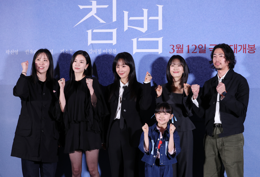(서울=뉴스1) 권현진 기자 = 김여정 감독(왼쪽부터)과 배우 이설, 권유리, 기소유, 곽선영, 이정찬 감독이 5일 서울 용산구 CGV용산아이파크몰에서 열린 영화 '침범 (감독 김여정, 이정찬)' 언론시사회에 참석해 포즈를 취하고 있다. '침범'은 기이한 행동을 하는 딸 소현(기소유 분)으로 인해 일상이 붕괴되고 있는 영은(곽선영 분)과 그로부터 20년 뒤 과거의 기억을 잃은 민(권유리 분)이 해영(이설 분)과 마주하며 벌어지는 균열을 그린 심리 파괴 스릴러다. Copyright © 뉴스1. All rights reserved. 무단 전재 및 재배포, AI학습 이용 금지. /사진=(서울=뉴스1) 권현진 기자