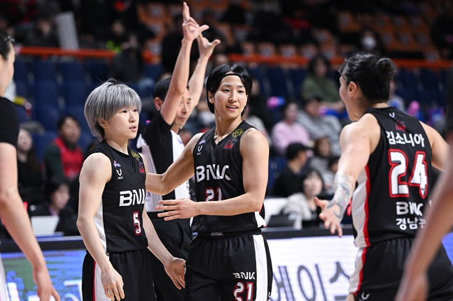 BNK 안혜지와 이이지마 사키, 김소니아(왼쪽부터). /사진=WKBL 제공