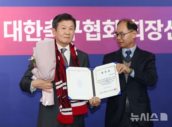 당선증 받은 정몽규(왼쪽) 제55대 대한축구협회장 신임 회장. /사진=뉴시스 제공