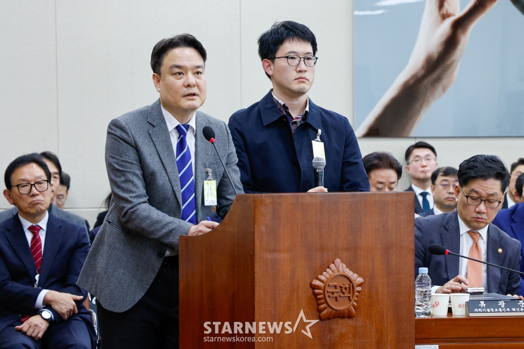 (서울=뉴스1) 안은나 기자 = 장경식 방송통신심의위원회 강원사무소 소장(왼쪽), 김종인 직원이 5일 서울 여의도 국회에서 열린 제423회 국회(임시회) 제1차 과학기술정보방송통신위원회 전체회의에 출석해 최민희 위원장의 류희림 방심위원장 방미 관련 현안 질의에 답하고 있다. 2025.3.5/뉴스1 Copyright © 뉴스1. All rights reserved. 무단 전재 및 재배포, AI학습 이용 금지. /사진=(서울=뉴스1) 안은나 기자