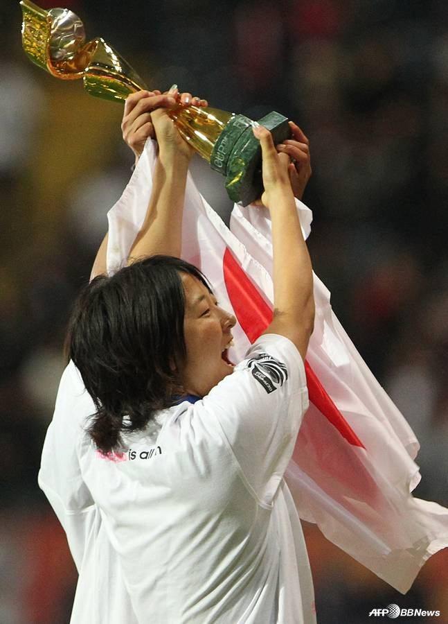 나가사토 유키가 2011년 독일에서 열린 국제축구연맹(FIFA) 여자월드컵 우승 트로피를 들고 있다. /AFPBBNews=뉴스1