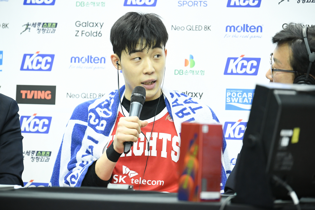오재현이 지난 5일 서울 잠실실내체육관에서 열린 '2024~2025 KCC 프로농구 정규리그' 5라운드 S-더비 승리 후 인터뷰하고 있다./사진=KBL 제공