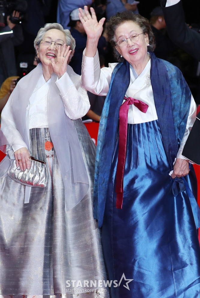 배우 김영옥, 나문희, 박근형이 4일 오후 부산 해운대구 영화의 전당에서 진행된 제28회 부산국제영화제(BIFF) 레드카펫 행사에 참석하고 있다. 제28회 부산국제영화제는 오는 4일 개막식을 시작으로 13일까지 열흘간 영화의전당 일대에서 개최된다. 2023.10.04 /사진=김창현