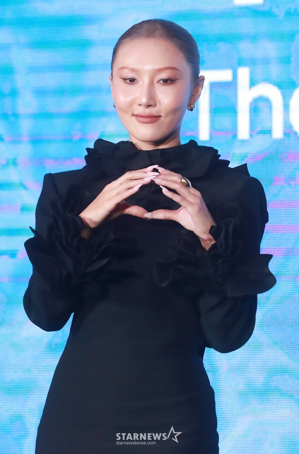 가수 화사가 19일 오후 서울 여의도 콘래드호텔에서 진행된 두 번째 미니앨범 ‘O'(오) 발매기념 기자간담회에서 포즈를 취하고 있다. 이번 앨범에는, 타이틀 곡 ‘NA’를 비롯해 ‘Road'(로드), ‘HWASA'(화사), ‘EGO'(이고), ‘OK NEXT'(오케이 넥스트), ‘just want to have some fun'(저스트 원트 투 해브 썸 펀), ‘O’ 등 7곡이 수록됐다. /2024.09.19 /사진=이동훈