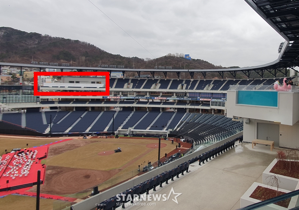 한화이글스 새 홈구장 대전 한화생명 볼파크 내 4층 캠핑장에서 바라본 필드. 1루쪽 4층 빈 공간(빨간색 네모)에는 테이블석을 설치 중이다. /사진=김동윤 기자
