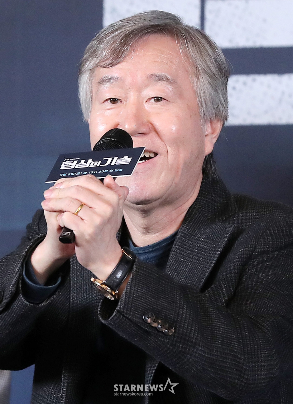 안판석 감독이 6일 오후 서울 구로구 신도림 라마다호텔에서 진행된 JTBC 토일드라마 '협상의 기술' 제작발표회에 참석해 인사말을 하고 있다. '협상의 기술'은 전설의 협상가로 불리는 대기업의 M&A 전문가와 그 팀의 활약상을 그리는 드라마. 오는 8일 첫 방송. 2025.03.06 /사진=김창현 chmt@