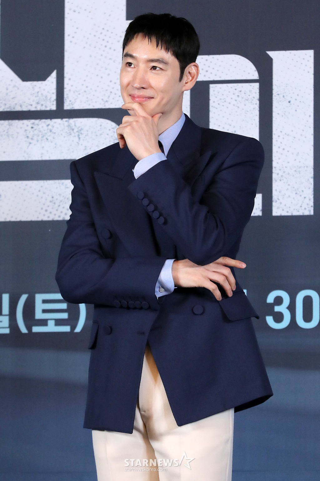 배우 이제훈이 6일 오후 서울 구로구 신도림 라마다호텔에서 진행된 JTBC 토일드라마 '협상의 기술' 제작발표회에 참석해 포즈를 취하고 있다. '협상의 기술'은 전설의 협상가로 불리는 대기업의 M&A 전문가와 그 팀의 활약상을 그리는 드라마. 오는 8일 첫 방송. 2025.03.06 /사진=김창현 chmt@